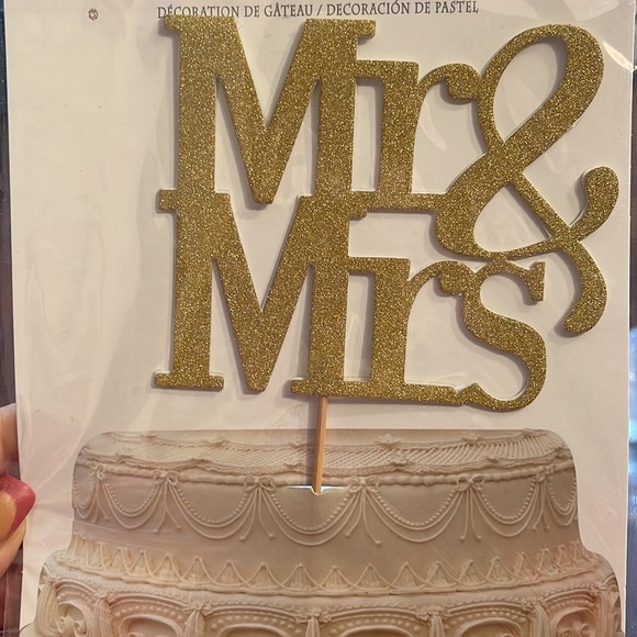 Diamond Glitter Mr & Mrs Cake Topper, Gold, 6-1/2-Inch (Gold) - Picture 7 of 9